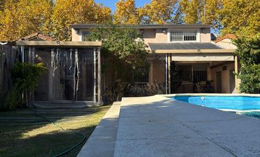 Lista para mudarse: casa refaccionada con jardín, pileta y gran suite en PA