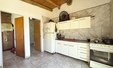 EN VENTA CASA 1 DORM. C/GALPON EN ZONA HIPODROMO