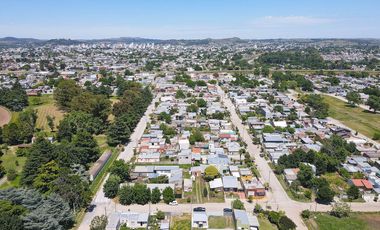 EN VENTA CASA 1 DORM. C/GALPON EN ZONA HIPODROMO