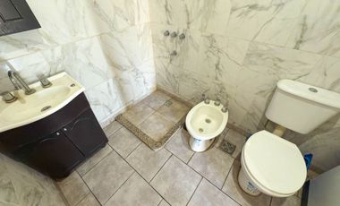 EN VENTA CASA 1 DORM. C/GALPON EN ZONA HIPODROMO