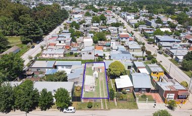 EN VENTA CASA 1 DORM. C/GALPON EN ZONA HIPODROMO