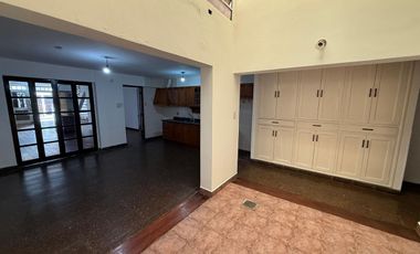 ALQUILER CASA 5 DORM. B° CENTRO