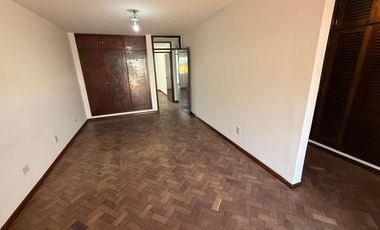 ALQUILER CASA 5 DORM. B° CENTRO