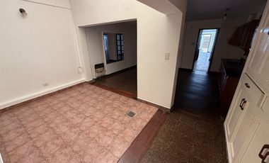 ALQUILER CASA 5 DORM. B° CENTRO