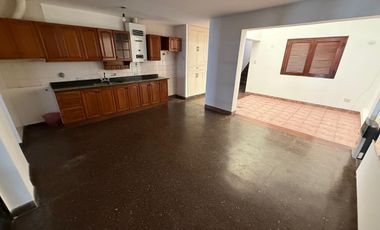 ALQUILER CASA 5 DORM. B° CENTRO