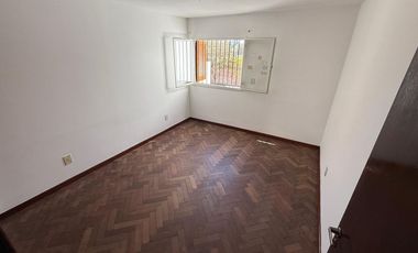 ALQUILER CASA 5 DORM. B° CENTRO