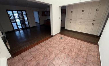 ALQUILER CASA 5 DORM. B° CENTRO