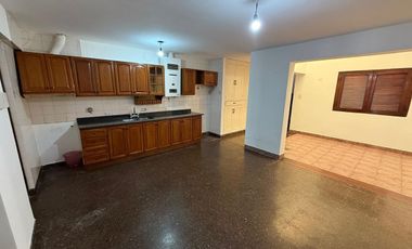 ALQUILER CASA 5 DORM. B° CENTRO