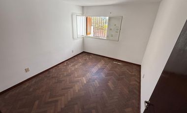 ALQUILER CASA 5 DORM. B° CENTRO