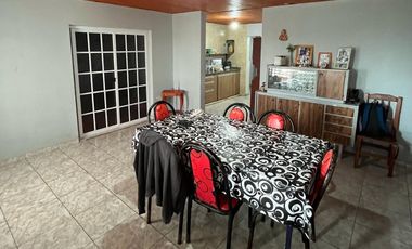 VENTA DE CASA CON AMPLIO TERRENO EN PILAR
