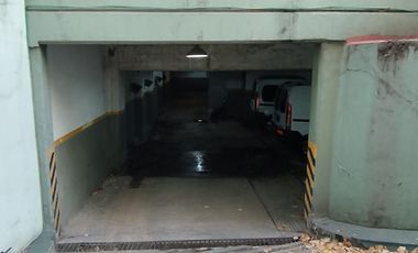 VENTA COCHERA CUBIERTA CASEROS CENTRO