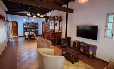 VENTA CASA 4 AMB C/PISCINA Y QUINCHO PASO DEL REY