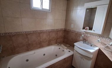 VENTA CASA 4 AMB C/PISCINA Y QUINCHO PASO DEL REY