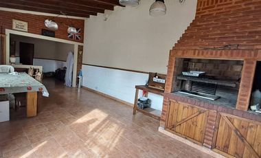 VENTA CASA 4 AMB C/PISCINA Y QUINCHO PASO DEL REY