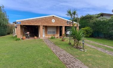 VENTA CASA 4 AMB C/PISCINA Y QUINCHO PASO DEL REY