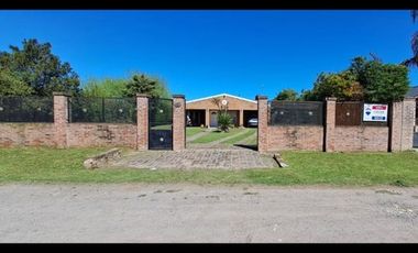 VENTA CASA 4 AMB C/PISCINA Y QUINCHO PASO DEL REY