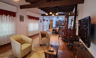 VENTA CASA 4 AMB C/PISCINA Y QUINCHO PASO DEL REY