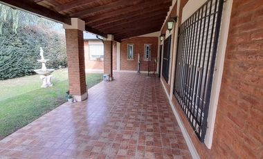 VENTA CASA 4 AMB C/PISCINA Y QUINCHO PASO DEL REY