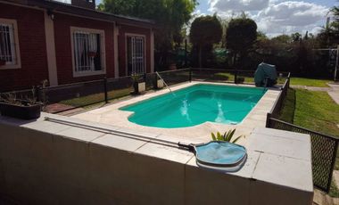 VENTA CASA 4 AMB C/PISCINA Y QUINCHO PASO DEL REY