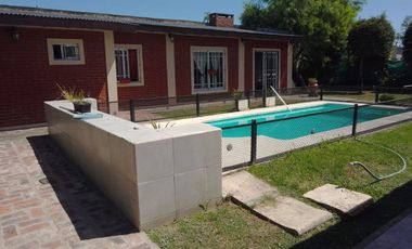 VENTA CASA 4 AMB C/PISCINA Y QUINCHO PASO DEL REY