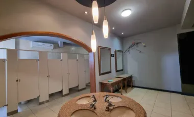 Edificio en venta y renta en Colinas de San Jeronimo, Monterrey, Nuevo León
