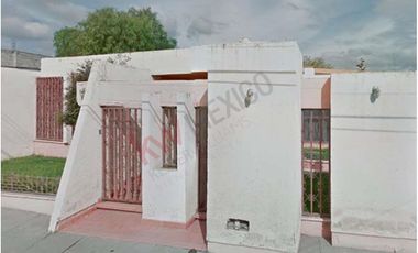 Venta de Casa en calle Matamoros en  Matehuala S.L.P., a unos pasos de Mercado Soriana.