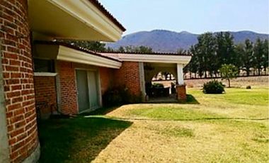 RANCHO A SOLO UNOS MINUTOS DE LA CIUDAD!  CON RESIDENCIA Y BODEGA INCLUIDOS.