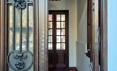 Casa en alquiler , en  La Lucila , 5 ambientes , excelente estado , ubicación privilegiada.
