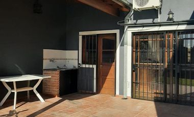 Casa en alquiler , en  La Lucila , 5 ambientes , excelente estado , ubicación privilegiada.
