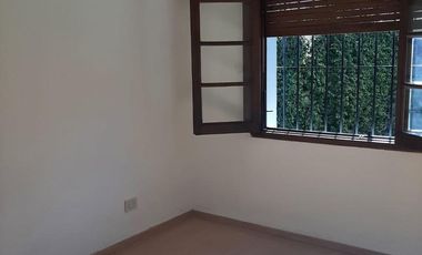 Casa en alquiler , en  La Lucila , 5 ambientes , excelente estado , ubicación privilegiada.