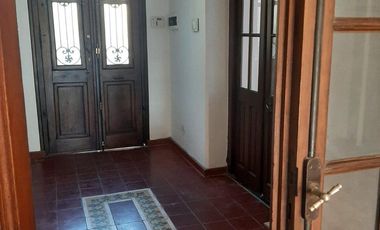 Casa en alquiler , en  La Lucila , 5 ambientes , excelente estado , ubicación privilegiada.