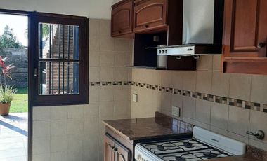 Casa en alquiler , en  La Lucila , 5 ambientes , excelente estado , ubicación privilegiada.