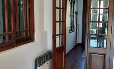 Casa en alquiler , en  La Lucila , 5 ambientes , excelente estado , ubicación privilegiada.
