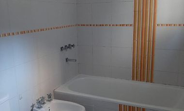 Casa en alquiler , en  La Lucila , 5 ambientes , excelente estado , ubicación privilegiada.