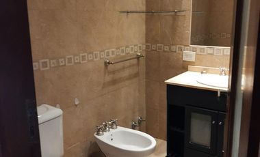 Casa en alquiler , en  La Lucila , 5 ambientes , excelente estado , ubicación privilegiada.