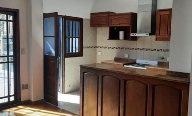Casa en alquiler , en  La Lucila , 5 ambientes , excelente estado , ubicación privilegiada.