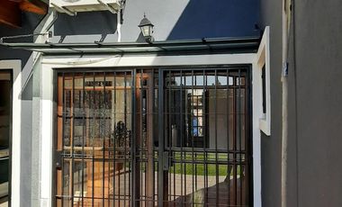 Casa en alquiler , en  La Lucila , 5 ambientes , excelente estado , ubicación privilegiada.