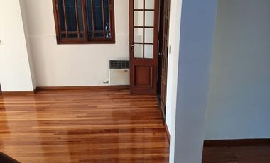 Casa en alquiler , en  La Lucila , 5 ambientes , excelente estado , ubicación privilegiada.