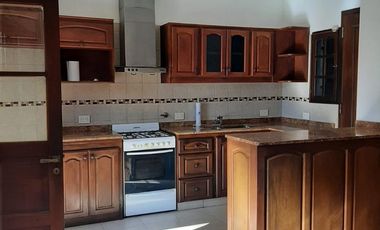 Casa en alquiler , en  La Lucila , 5 ambientes , excelente estado , ubicación privilegiada.