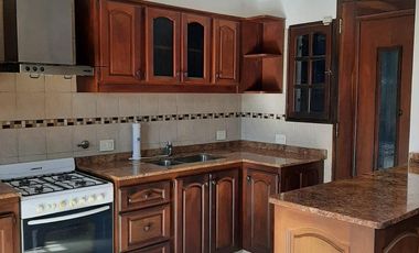Casa en alquiler , en  La Lucila , 5 ambientes , excelente estado , ubicación privilegiada.