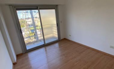 DEPARTAMENTO 2 AMBIENTES EN ALQUILER EN VARELA CENTRO CON COCHERA