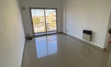 DEPARTAMENTO 2 AMBIENTES EN ALQUILER EN VARELA CENTRO CON COCHERA