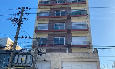 DEPARTAMENTO 2 AMBIENTES EN ALQUILER EN VARELA CENTRO CON COCHERA