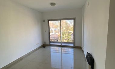 DEPARTAMENTO 2 AMBIENTES EN ALQUILER EN VARELA CENTRO CON COCHERA