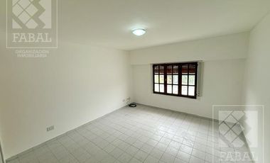 Casa alquiler Santa Genoveva, 2 dormitorios, 2 baños, jardín y cochera