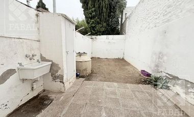 Casa alquiler Santa Genoveva, 2 dormitorios, 2 baños, jardín y cochera