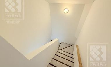 Casa alquiler Santa Genoveva, 2 dormitorios, 2 baños, jardín y cochera