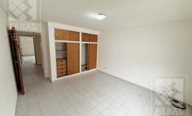 Casa alquiler Santa Genoveva, 2 dormitorios, 2 baños, jardín y cochera