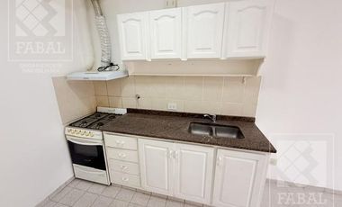 Casa alquiler Santa Genoveva, 2 dormitorios, 2 baños, jardín y cochera
