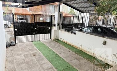 Casa alquiler Santa Genoveva, 2 dormitorios, 2 baños, jardín y cochera